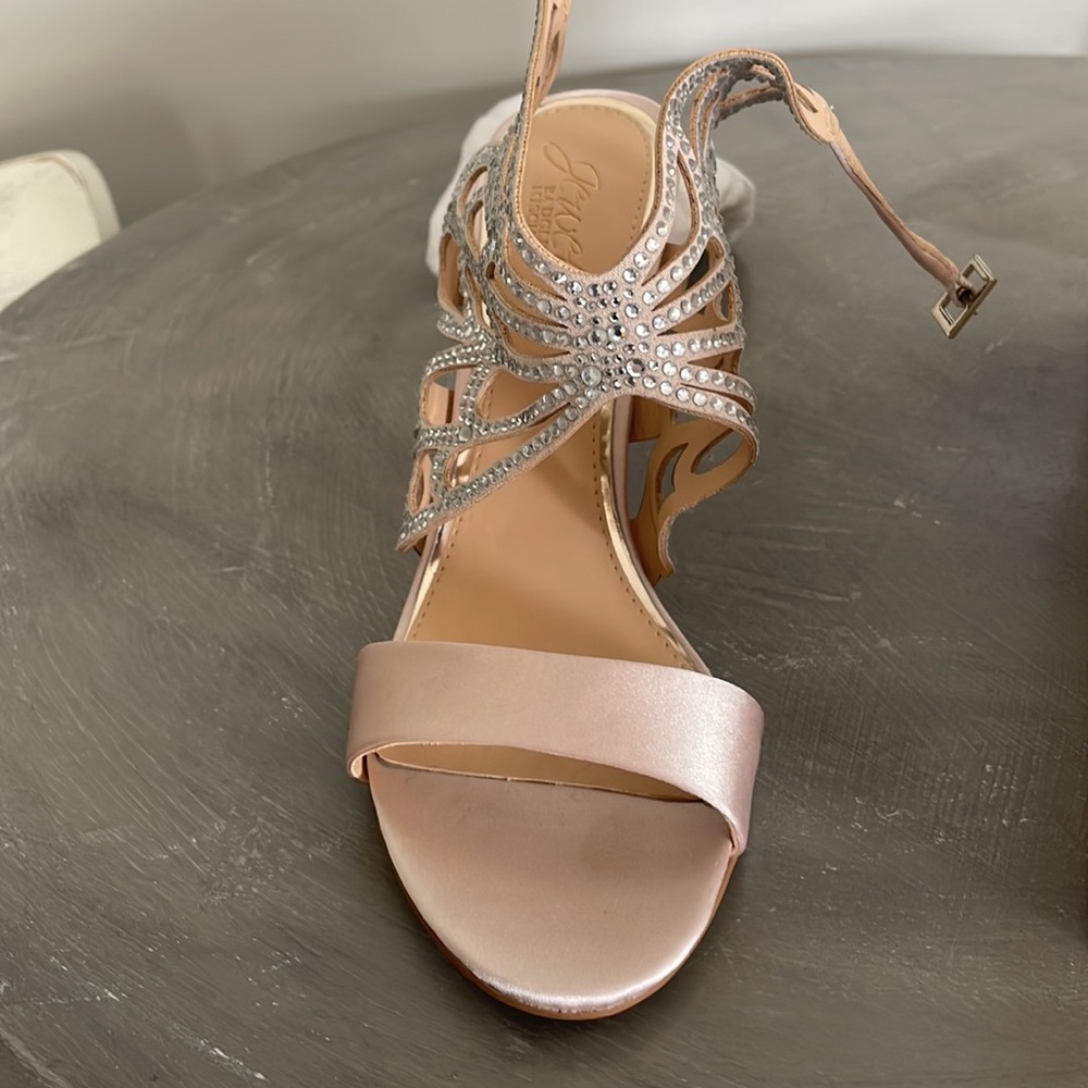 Beautiful sandals never worn. Very comfortable and stylish.